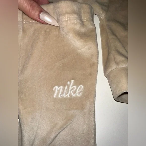 Nike Beige/Tan Kids Hoodie & Legging Velour Set Size 12 mod months - Picture 2 of 4